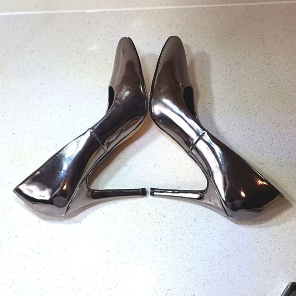 Nicole Miller New York Women's pumps, Size 7.5. - Picture 6 of 9